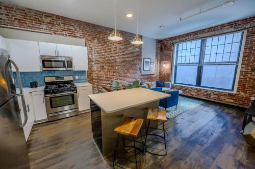 Downtown Boston Apartment | Luxury at 3br 2ba 200mbps Internet