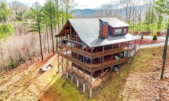 Blairsville Cabin | Luxury Blue Ridge Cabin - Panoramic Views, Fall Foliage, Relaxing Hot Tub