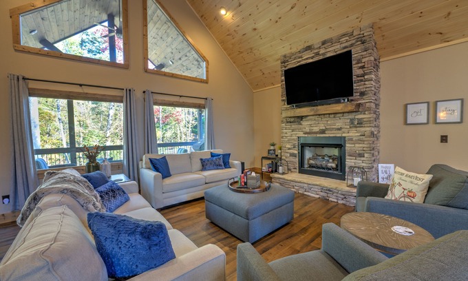 Ellijay Cabin | Luxury Cabin with Hot Tub in Gated Community