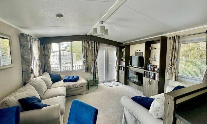 Ringwood Cabin | Luxury Caravan on Family Park near Bournemouth