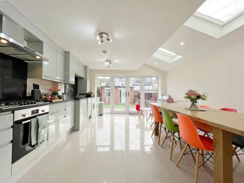 Windsor City Centre Apartment | Luxury Central Windsor 5 Bed Home, Parking, Private Garden - Windsor Castle View, Legoland, Ascot, Heathrow Airport