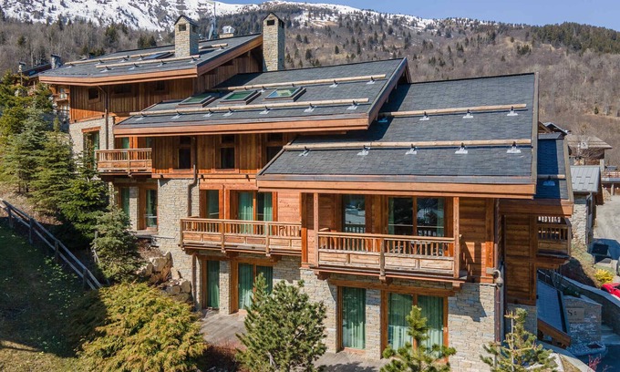 Le Raffort Ski Chalet | Luxury Chalet with Spa, 6 Bedrooms, Half-Board, Nearby Ski Lifts, Shuttle Service