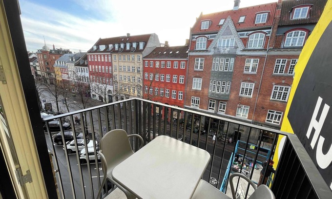 Copenhagen City Centre Apartment | Luxury City Stay – Cozy Apartment with Sunny Balcony