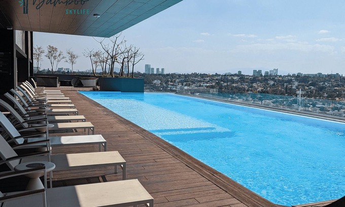 Financial District Apartment | Luxury Condo in Lobby33 near Andares By Bamboo
