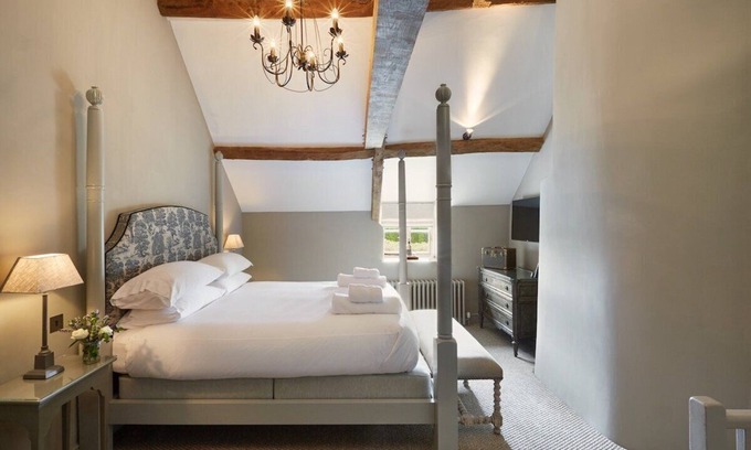 Southrop Cottage | Luxury Cosy Cotswolds Cottage-Parking-Fire-Garden