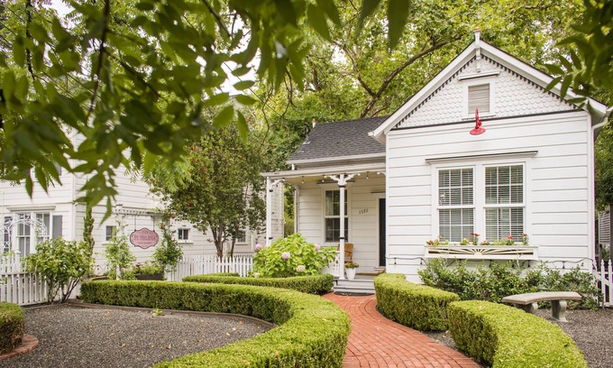 St. Helena House | Luxury Cottage in Downtown St. Helena, Disinfected, Spacious