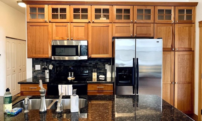 Helena Apartment | Luxury Downtown Condo #B King Ensuite