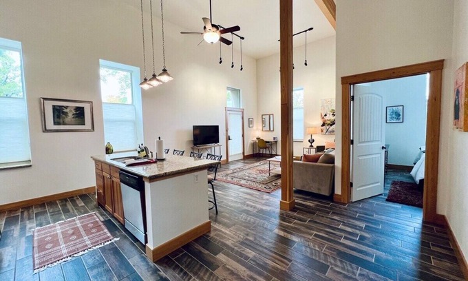 Helena Apartment | Luxury Downtown Condo #C w/desk