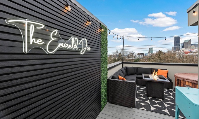 Squire Park House | Luxury Downtown Seattle Retreat~Rooftop Deck~Hottub