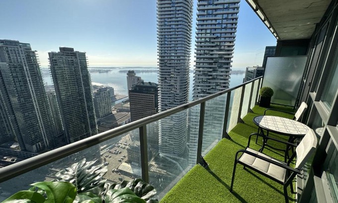 Downtown Toronto Apartment | Luxury Downtown Toronto 2 Bedroom Suite with City and Lake Views and Free Parking