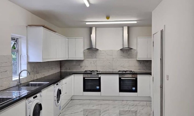 Ponders End Apartment | Luxury En-suite Double Room