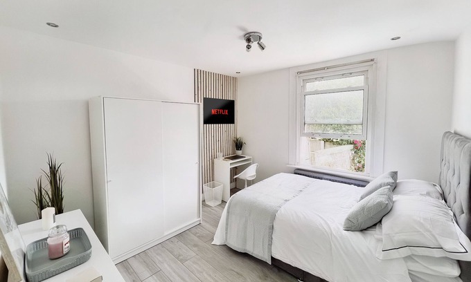 Stonebridge House | Luxury En-suite In a Centrally Located Apartment