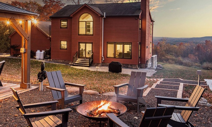 Leeds House | Luxury Escape with Panoramic Mountains Views