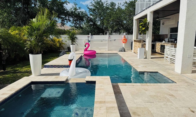 Mandalay House | Luxury Escapes Home W/Heated Pool & Spa Near IMG & Siesta Key Beach