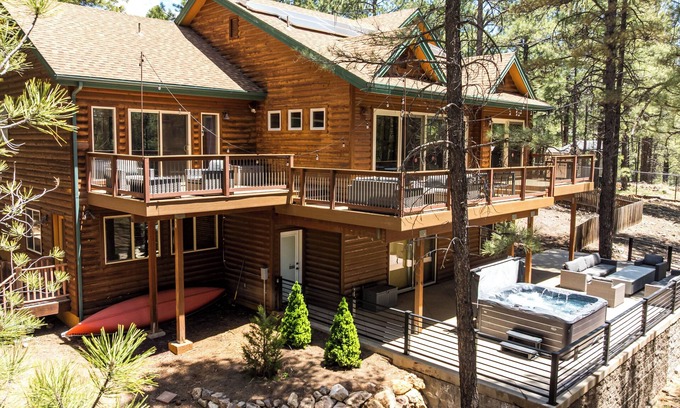 Flagstaff Cabin | Luxury forest 5 bedroom cabin w/fireplace & hot tub 5 mins to downtown Flagstaff