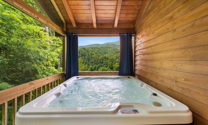 White Oak Lodge Cabin | Luxury Getaway @GTBurg DWNTN. HotTub. BeachPool .Games. Karaoke. Coffee Bar.
