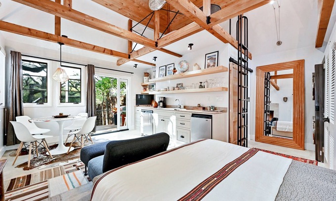 Travis Heights House | Luxury Guesthouse just two blocks from SoCo