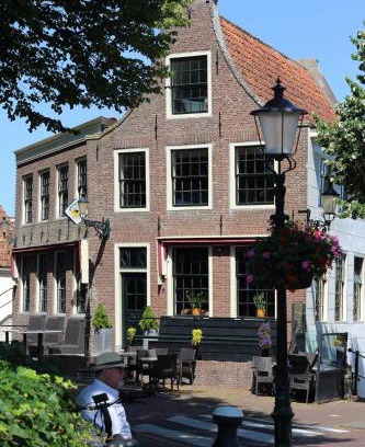Medemblik Apartment | Luxury Harbour Apartment with Sauna and Jacuzzi