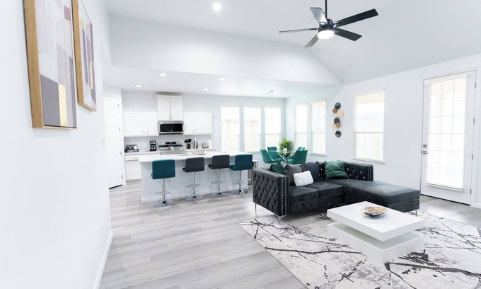 Dallas House | Luxury Home Near Downtown Dallas – 3BR/3.5BA, Pet-Friendly, Fast WiFi