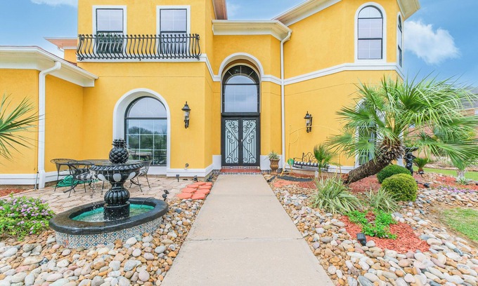 Richmond House | Luxury Home w/Patio & Lake View in Richmond!