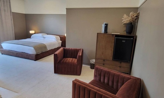 Berlin Apartment | Luxury Hot Tub Suite Downtown Berlin 303 ADA