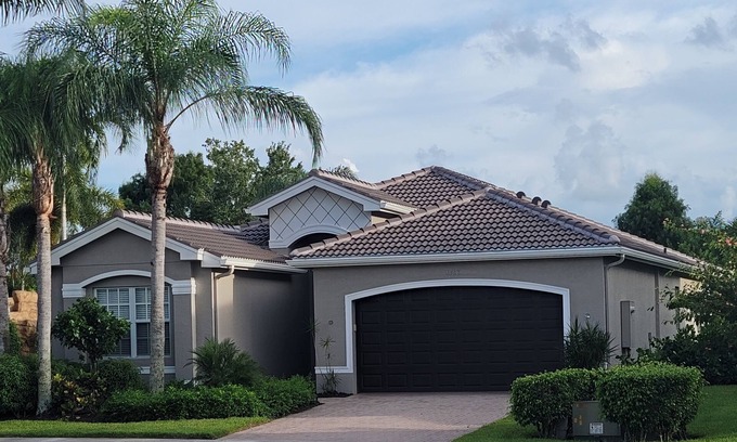 Marbella Lakes House | Luxury House 2br/Den/Pool/HotTub, Lakefront, Cul-de-sac, Full Southern Exposure