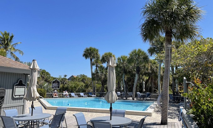 Safety Harbor Club House | LUXURY ISLAND TOWNHME/CLUB w/POOL! 4 BRs, 2 KINGS, KAYAKS, & BOAT DOCKAGE AVAIL!