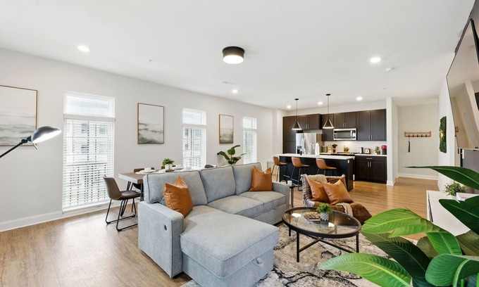 Downtown Columbus Condo | Luxury Italian Village 4-bed-| Pool, Gym, Roof-Top