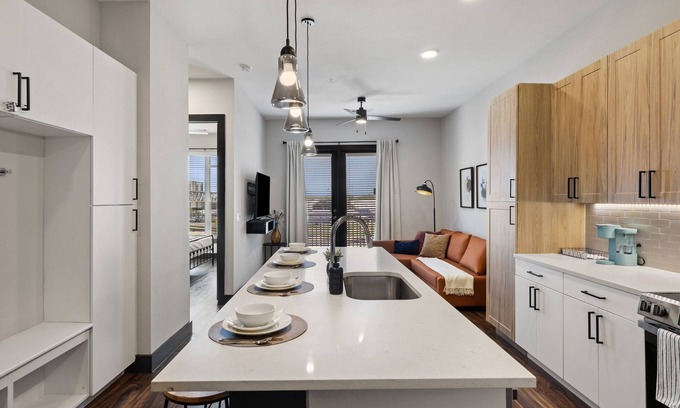 North Burnet Apartment | Luxury King Bed+Pool+Gym+DowntownATX+Domain+Q2Stadium