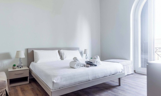 Quartiere XIII Aurelio Apartment | Luxury King Suite with Balcony - Vatican Walls and Pertusa Tower View by Quinto