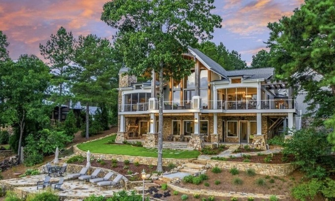 Crane Hill House | Luxury Lake House Retreat
