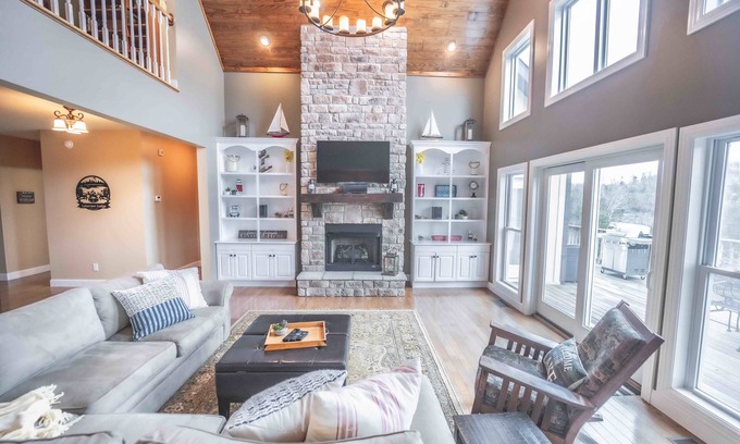 Bronston House | Luxury Lakefront, Hot Tub, Firepit, 5bdrm, Game Room & Boat Rental-Sleeps16