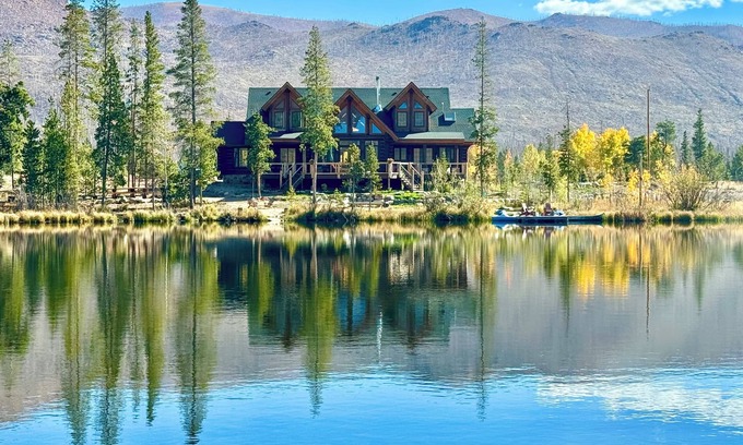 Grand Lake House | Luxury lakefront log home w/dock and boats bordering RMNP