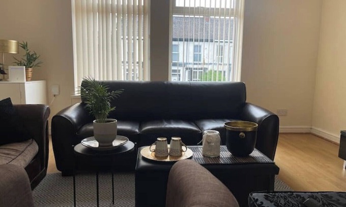 Trafford Apartment | Luxury Large 3 Bedroom Apartment in MCR, Close to Centre, Old Trafford & More!