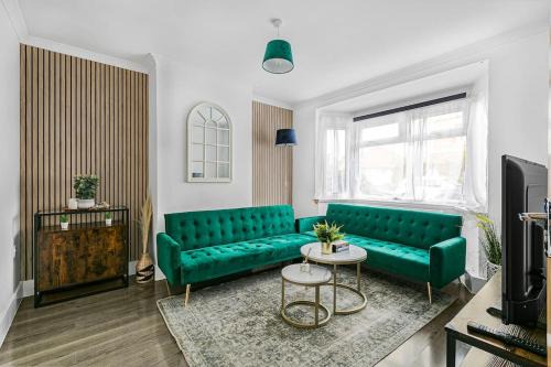 London Borough of Hounslow House | Luxury Large House With Games Room Sleeps Up to 12