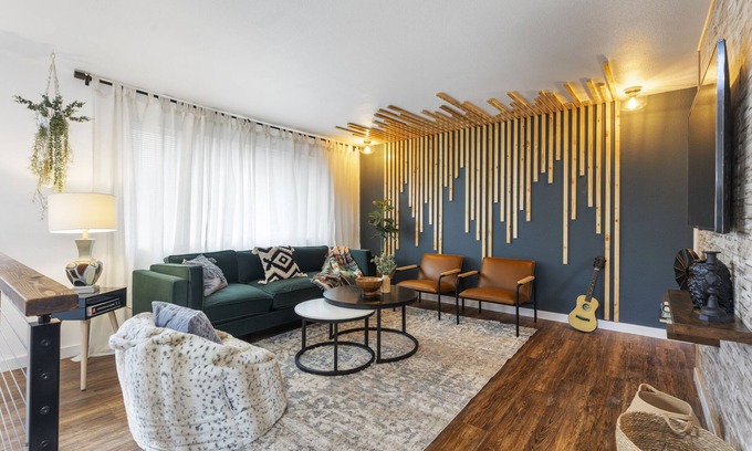 Kingsgate House | Luxury Living-Kirkland: Stylish Home - Prime Spot!