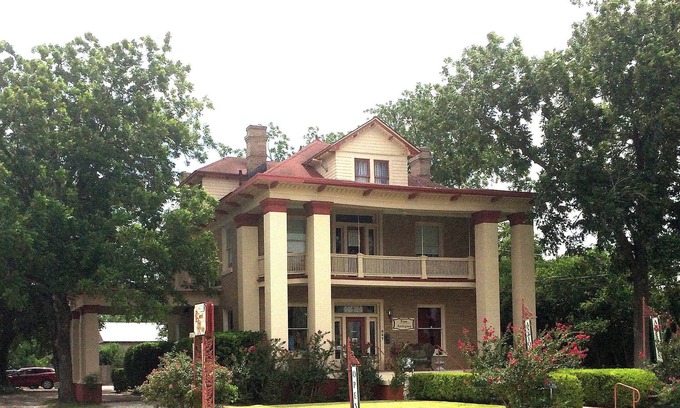 Gonzales House | Luxury Lodging in the Heart of Historic Downtown Gonzales