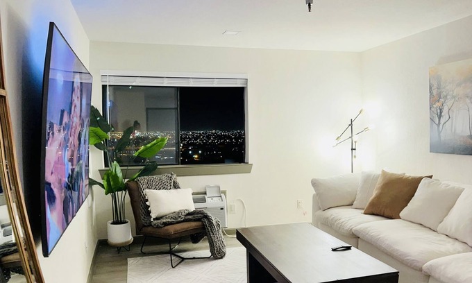 El Paso Apartment | Luxury loft by the Mountains with City lights
