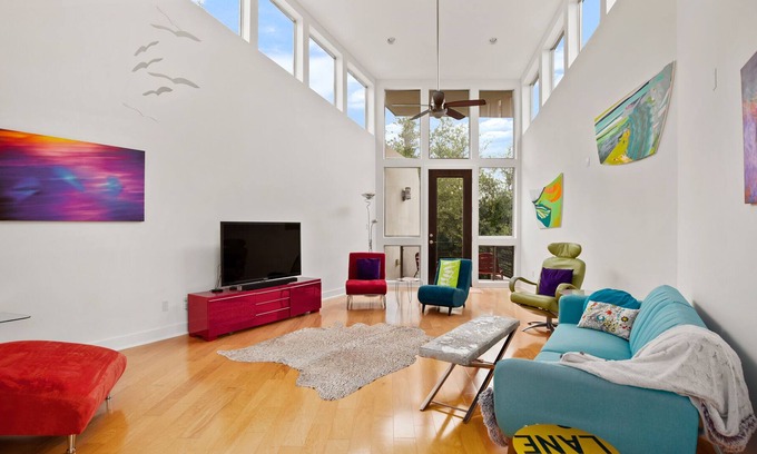 Westfield House | Luxury, Monthly 2/2.5 Home in Tarrytown blocks from Deep Eddy with King, Car