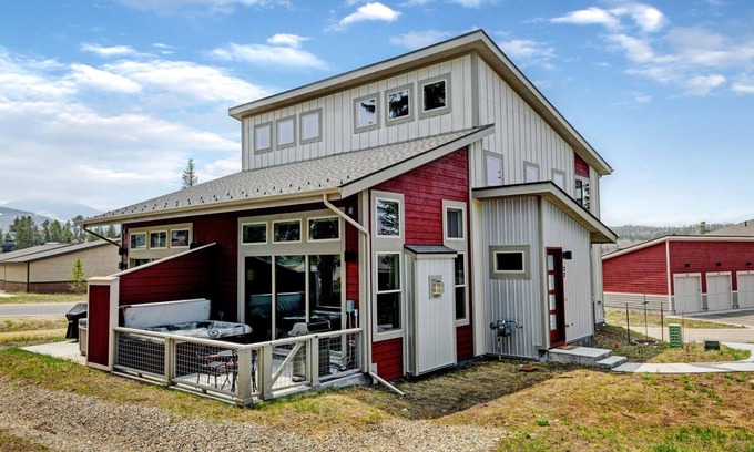 Rendezvous House | Luxury Mountain Cabin 77 I Private Hot Tub I Great Views I Best Price I Discounted Attractions