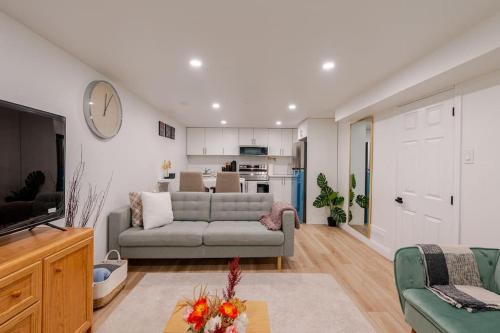 Kitchener Apartment | Luxury New Spacious Apartment - Country Hills, Kitchener