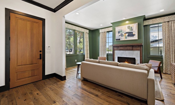 Barton Hills House | Luxury Oasis : Heated Pool + New Design