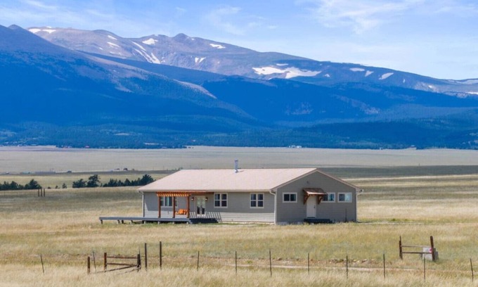 Fairplay Apartment | Luxury Off-Grid Lodge | Views, Games, Pet Friendly