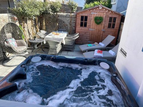 Bognor Regis Villa | Luxury pair of Georgian apartments, hot tub, sea views, sleeps 12