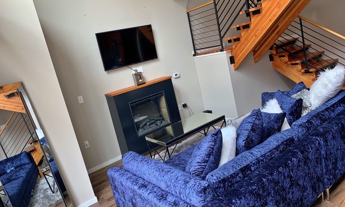 DeBaliviere Place Apartment | Luxury Penthouse Suite