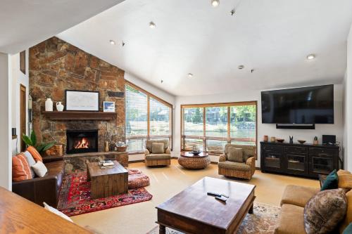 Deer Valley Apartment | Luxury Retreat 3 min to Deer Valley, Ski Nearby! Gourmet Kitchen, Cozy Fireplace, Sleeps 10