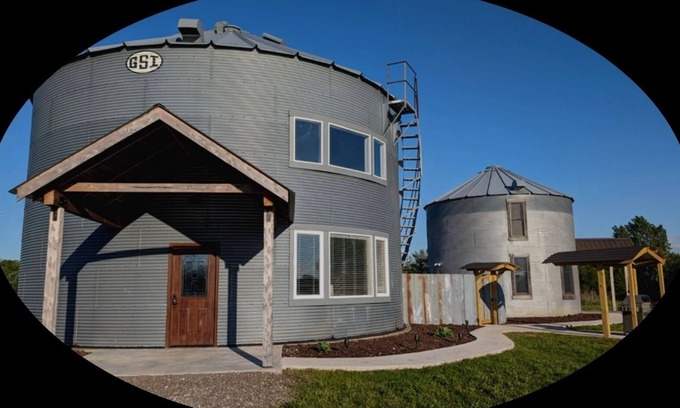 Lewistown House | Luxury Silo, King bed Wi-Fi, Grill, Fire pit. Sunsets in the country n