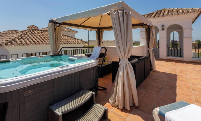 Roldan Villa | Luxury Spa & Golf Villa Denton with Garden, Jacuzzi, A/C & Wi-Fi