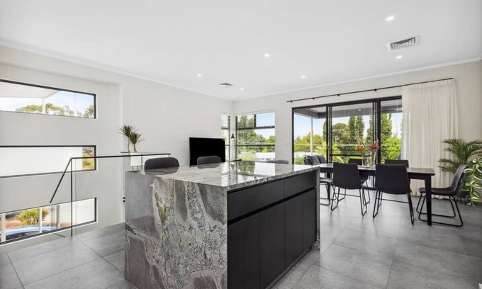 Maylands House | Luxury Stay in Maylands with Parking