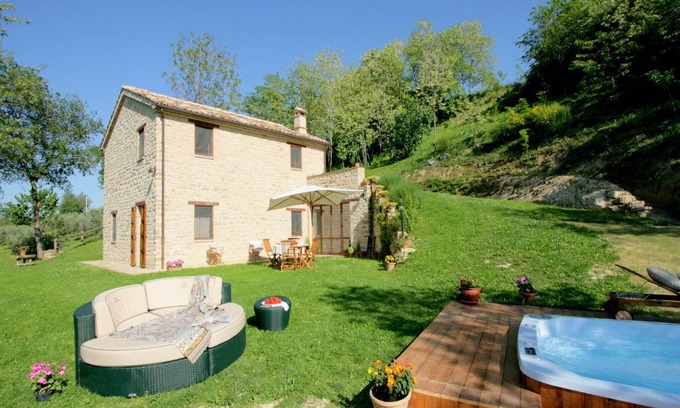 Monte San Martino Villa | Luxury Stay with Garden